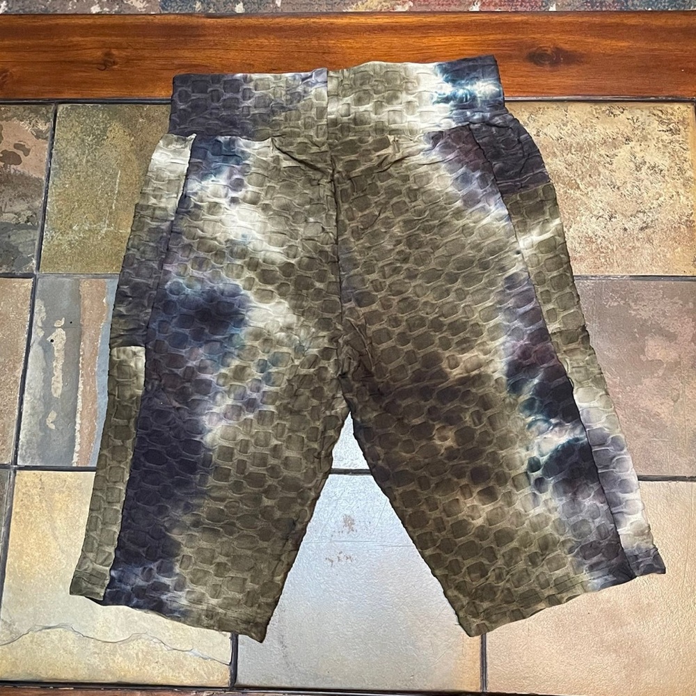 New Women’s active Green Tie dye biker shorts leggings size L/XL
side pocket - Picture 3 of 3